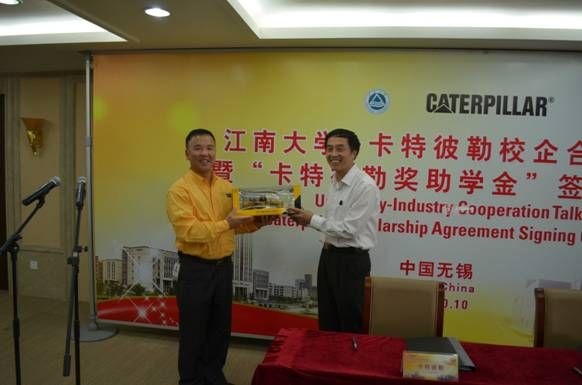我校举行太阳城大学-卡特彼勒校企会谈暨“卡特彼勒奖助学金”签约仪式