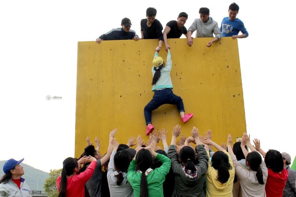 我校开展首届研究生素质拓展训练活动